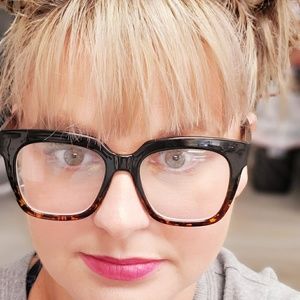 Meet your Posher, Larissa